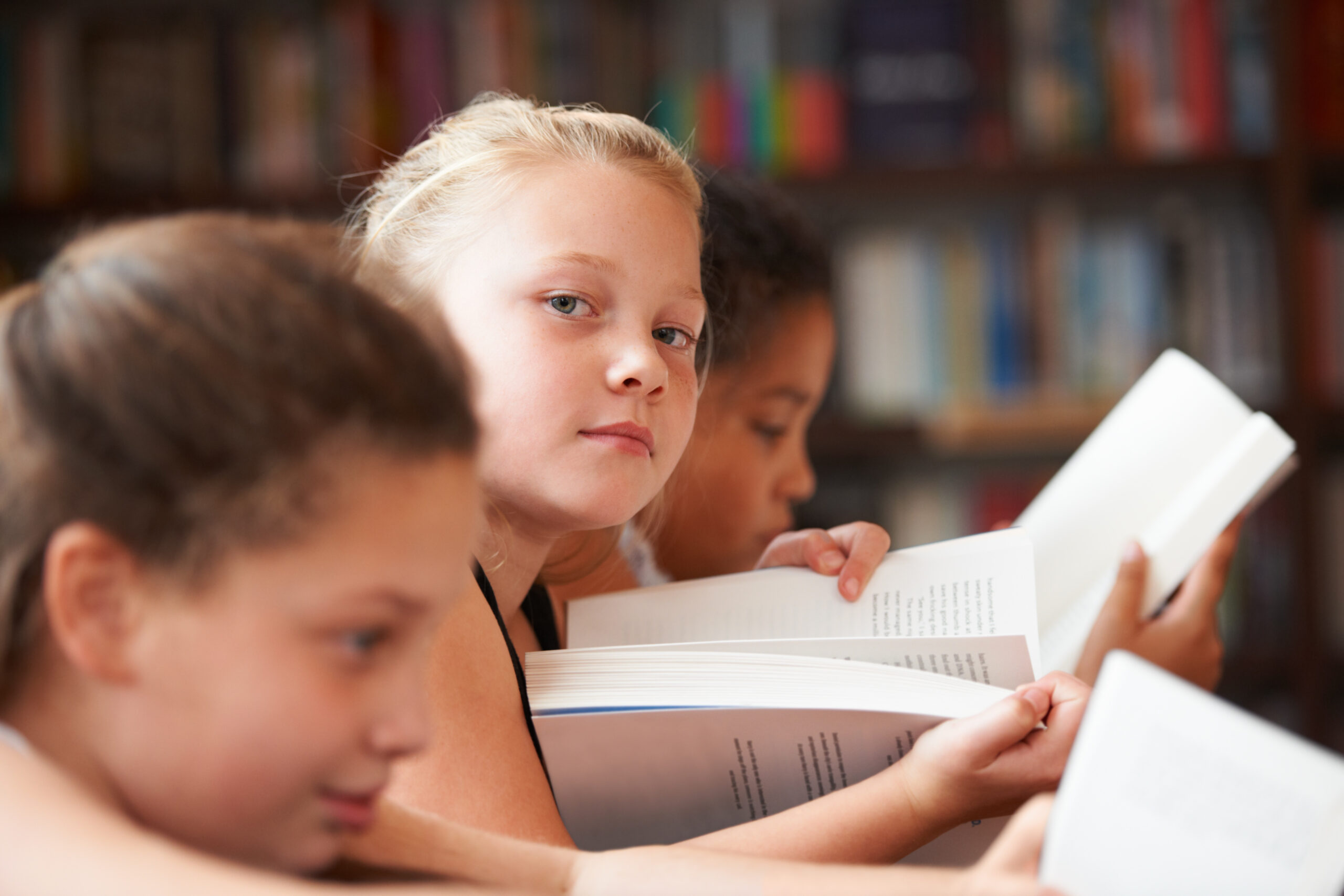 Girl, portrait and reading books in classroom for education, learning and English language, literature or school resources. Face of kid, students or children with novel, textbook or library textbook Hvad er god undervisning?
